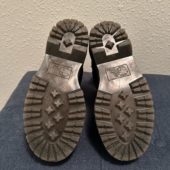 Dr. Martens 2976 Platform Chelsea Boot - Picture 5 of 5